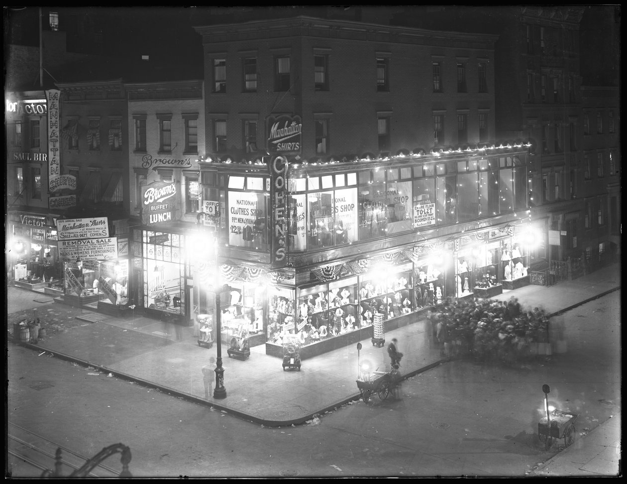 Negozio di abbigliamento di Cohen con vetrine illuminate, Second Avenue e 7th Street, New York City, 16 settembre 1916 da William Davis Hassler