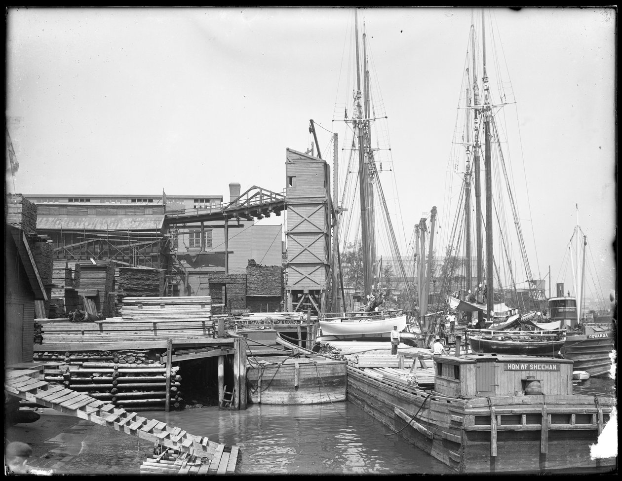 Docks e barche su un lungomare non identificato, possibilmente Harlem River, Inwood, New York, c.1910 da William Davis Hassler