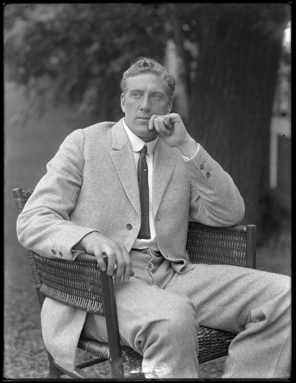 Pugile Inglese William Thomas Wells (Bombardier Billy Wells), Posa Seduto in un Abito di Tweed, c.1911 da William Davis Hassler