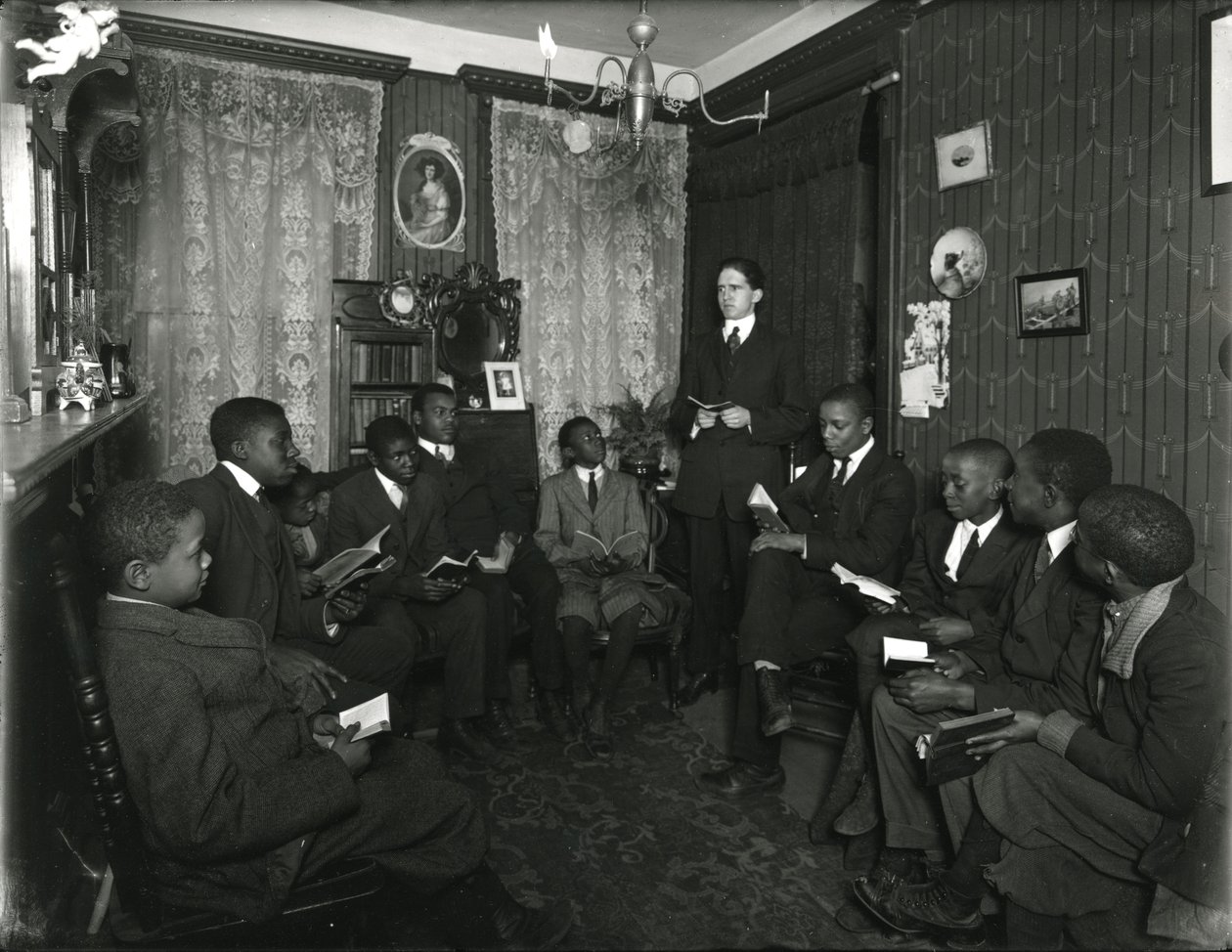 Lezione del Comitato Evangelista a casa della Sig.ra Bostick, 72 West 99th Street, Mr. Rockwood insegna a un gruppo di giovani afroamericani. 31 marzo 1916 da William Davis Hassler