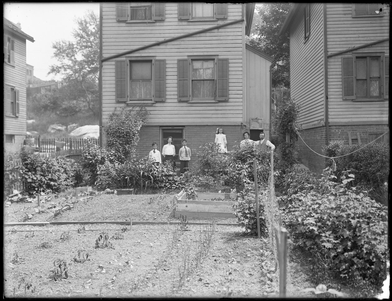 Famiglia posa accanto al loro orto nel cortile, Inwood, New York, c.1910 da William Davis Hassler
