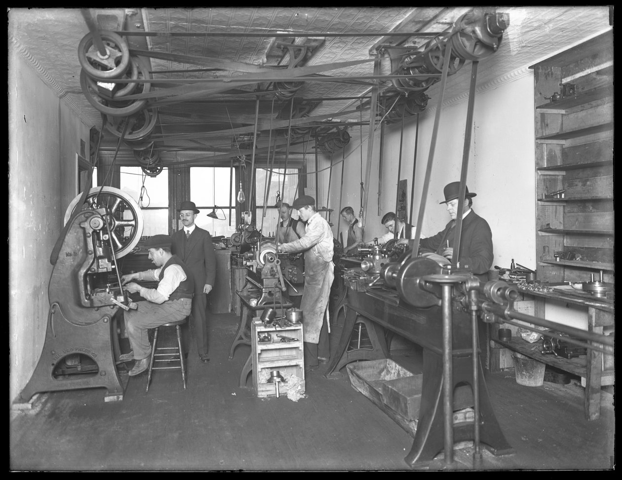 Officina al quinto piano, Geyser Electric Water Heater Company, 42 Hudson Street, New York City, 31 dicembre 1914 da William Davis Hassler