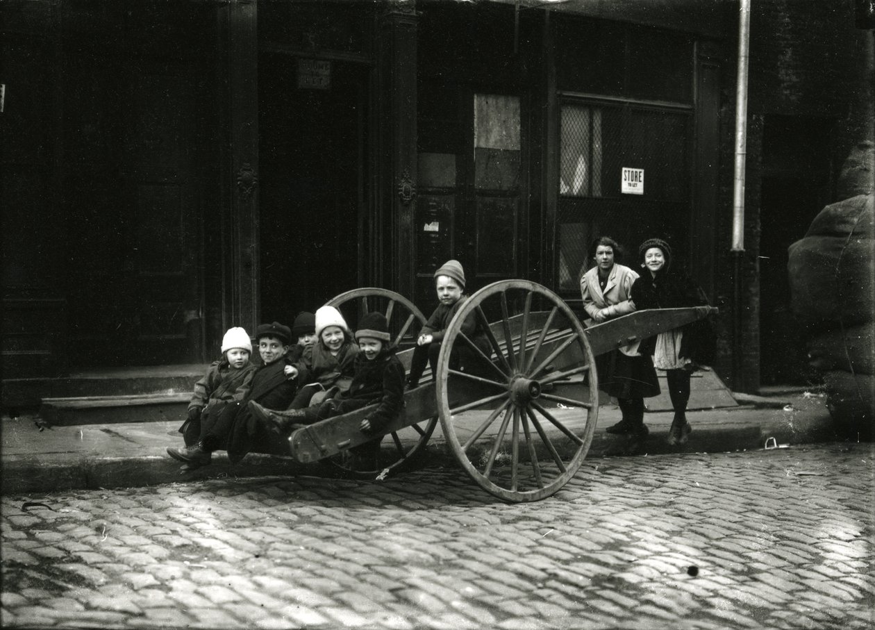 Gruppo di bambini in carrozza, con ragazza e donna in piedi dietro, c.1910-21 da William Davis Hassler