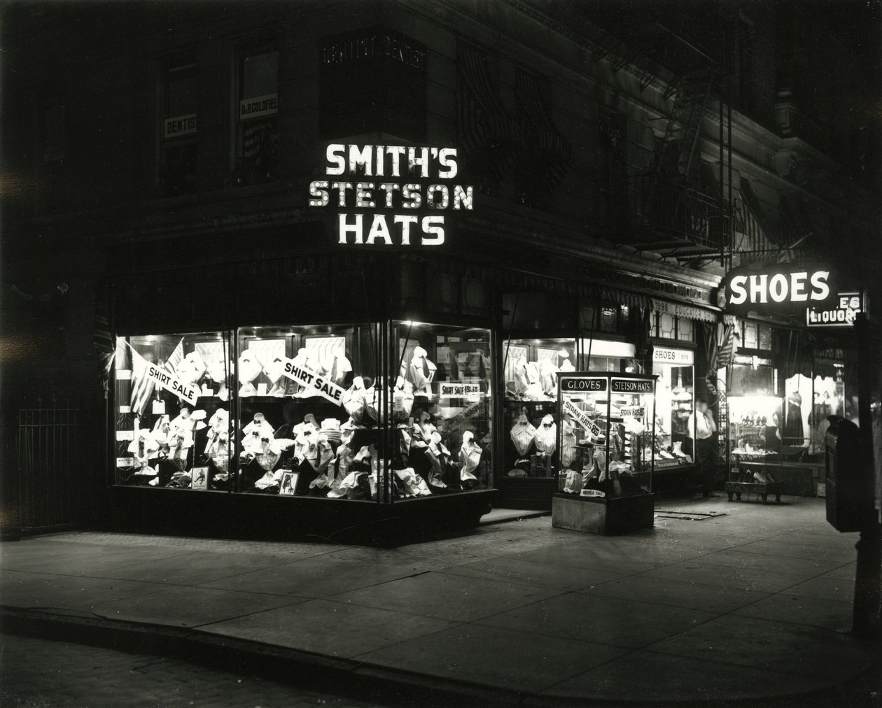 Vetrine illuminate che pubblicizzano Smith