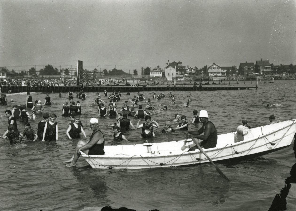 Barca a remi e nuotatori in acqua, Coney Island da William Davis Hassler