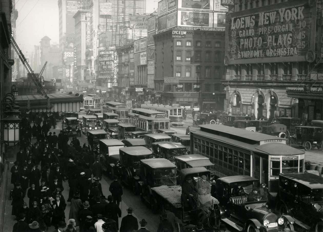 Times Square, affollata di auto, autobus e persone, c.1917 da William Davis Hassler