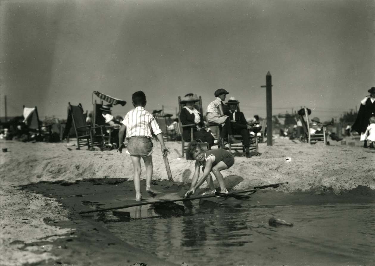 Due bambini giocano con scarti di legno in acque basse, Coney Island, c.1910-21 da William Davis Hassler