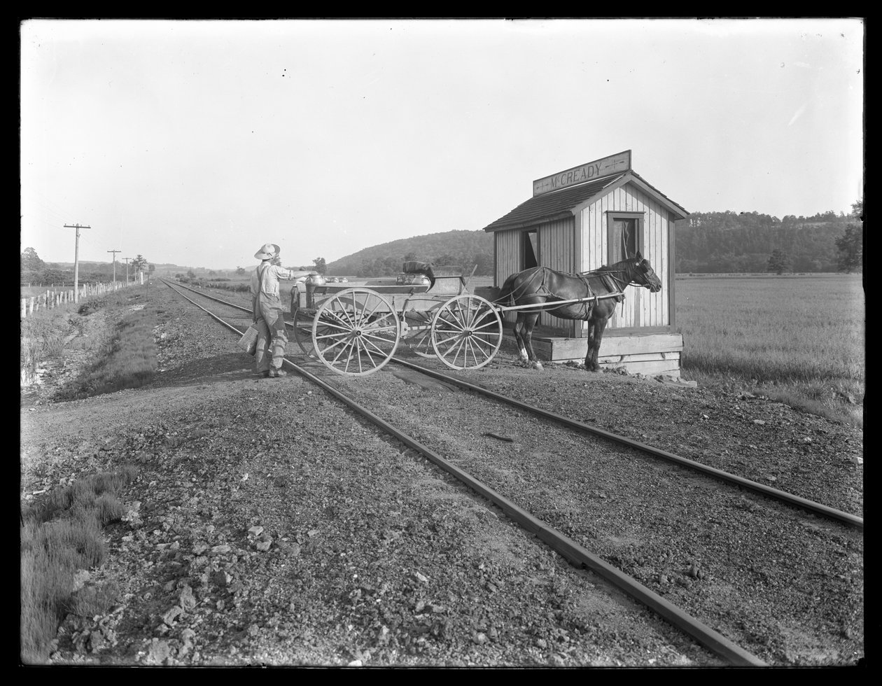 Uomo non identificato carica latte su un carro trainato da cavalli parcheggiato sui binari della ferrovia fuori dalla fattoria McCready, Pennsylvania, c.1913 da William Davis Hassler
