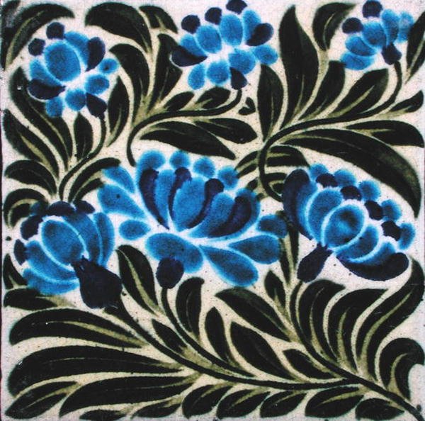 Piastrella con motivo floreale da William de Morgan