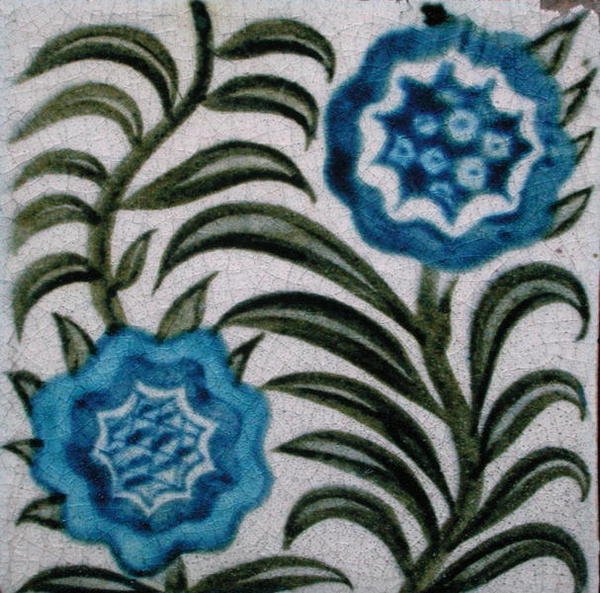 Piastrella con fiori stilizzati da William de Morgan