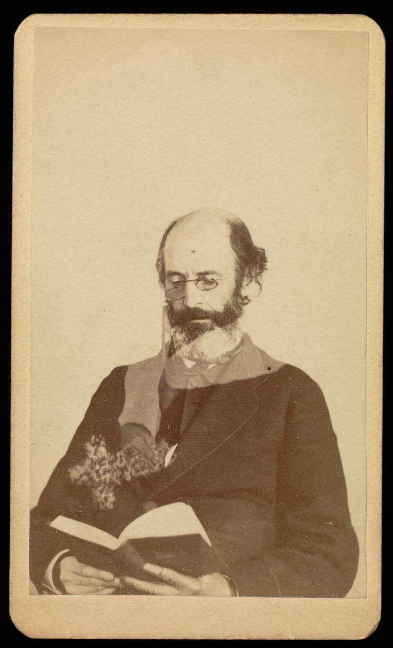 [Uomo calvo e barbuto non identificato che legge seduto]. da William H. Mumler