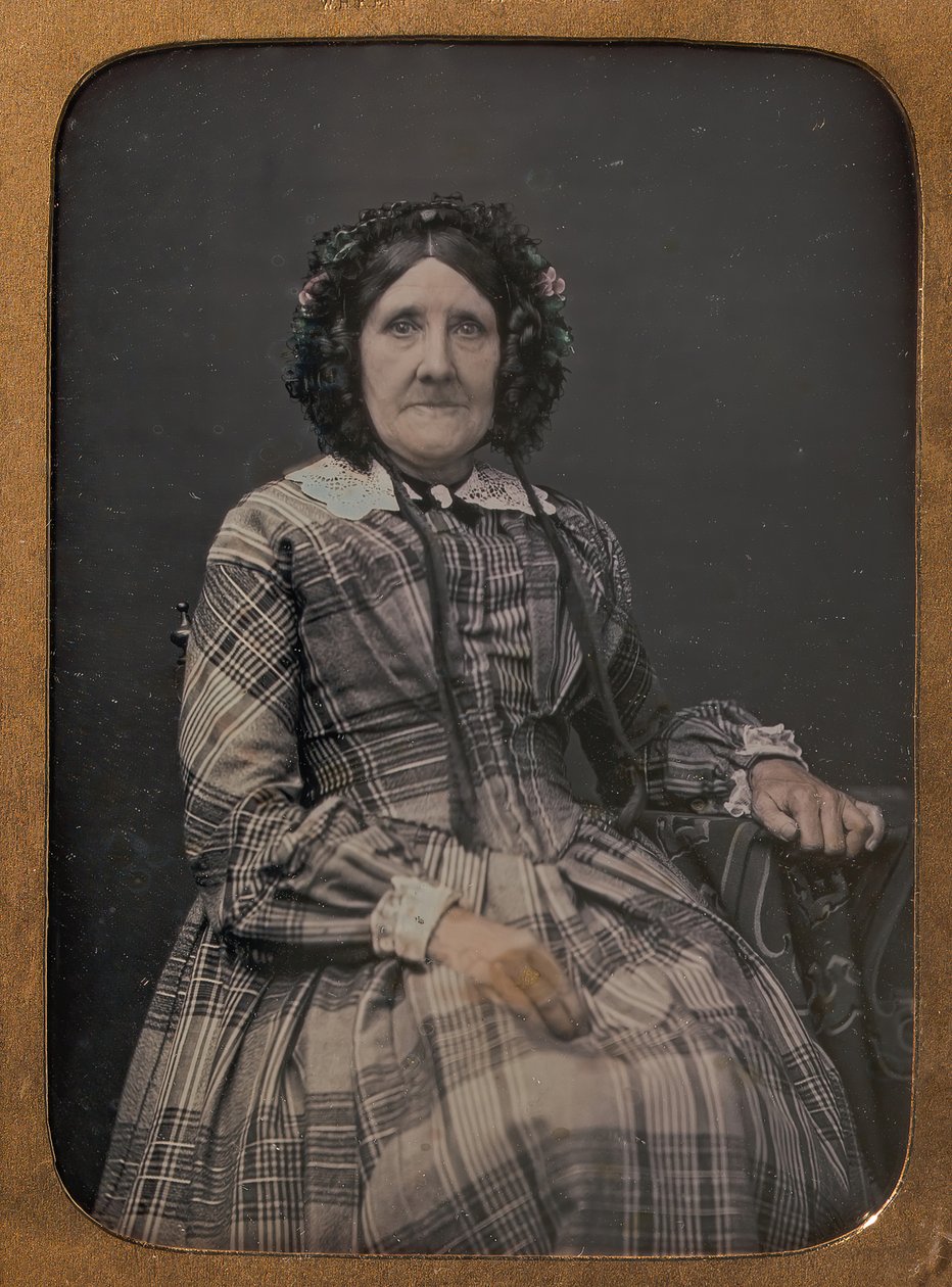 Anziana donna seduta con vestito a quadri e cappellino da William Hardy Kent