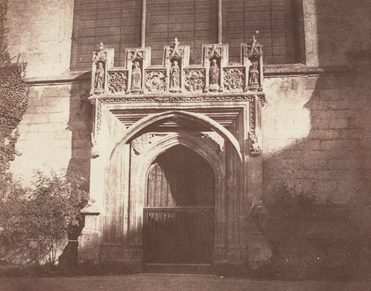Una porta antica, Magdalen College, Oxford da William Henry Fox Talbot