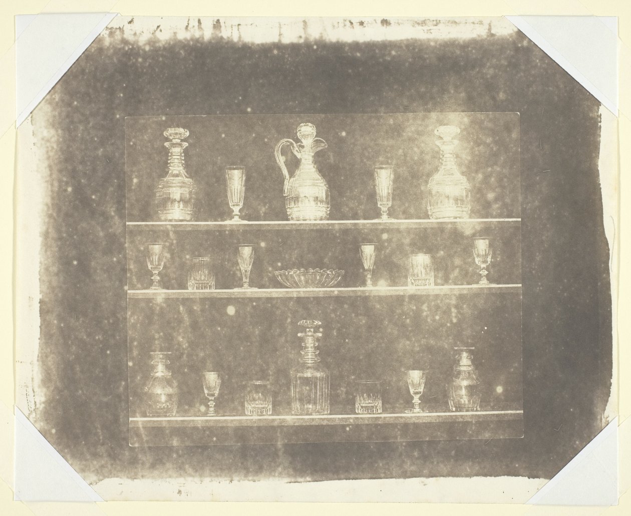 Articoli di vetro su tre ripiani da William Henry Fox Talbot