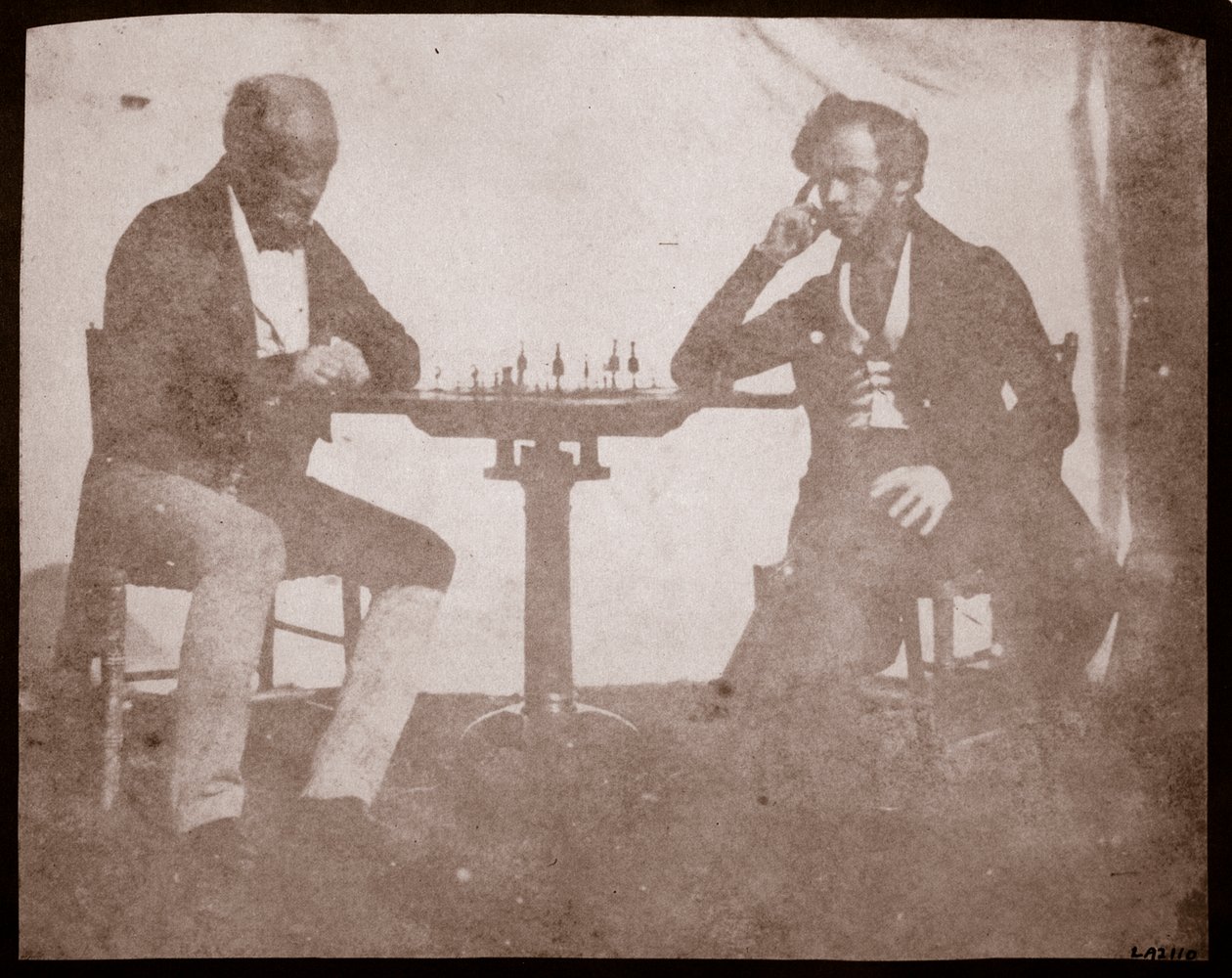 Nicolaas Henneman contempla la sua mossa in una partita di scacchi, settembre 1841 da William Henry Fox Talbot