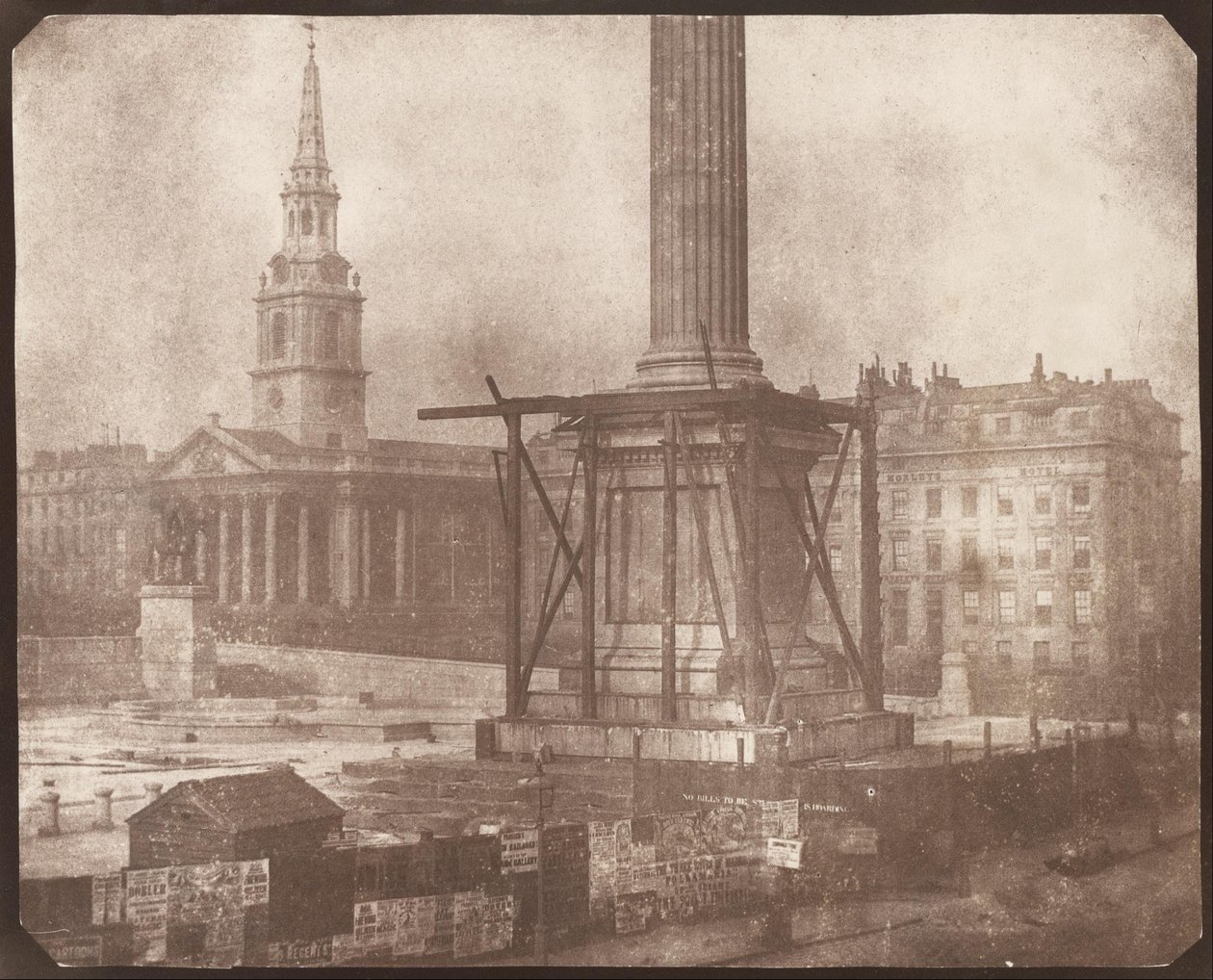 La Colonna di Nelson a Trafalgar Square in costruzione da William Henry Fox Talbot