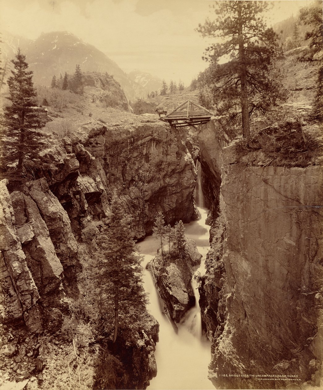 Ponte sul fiume Uncompagre nei pressi di Ouray da William Henry Jackson