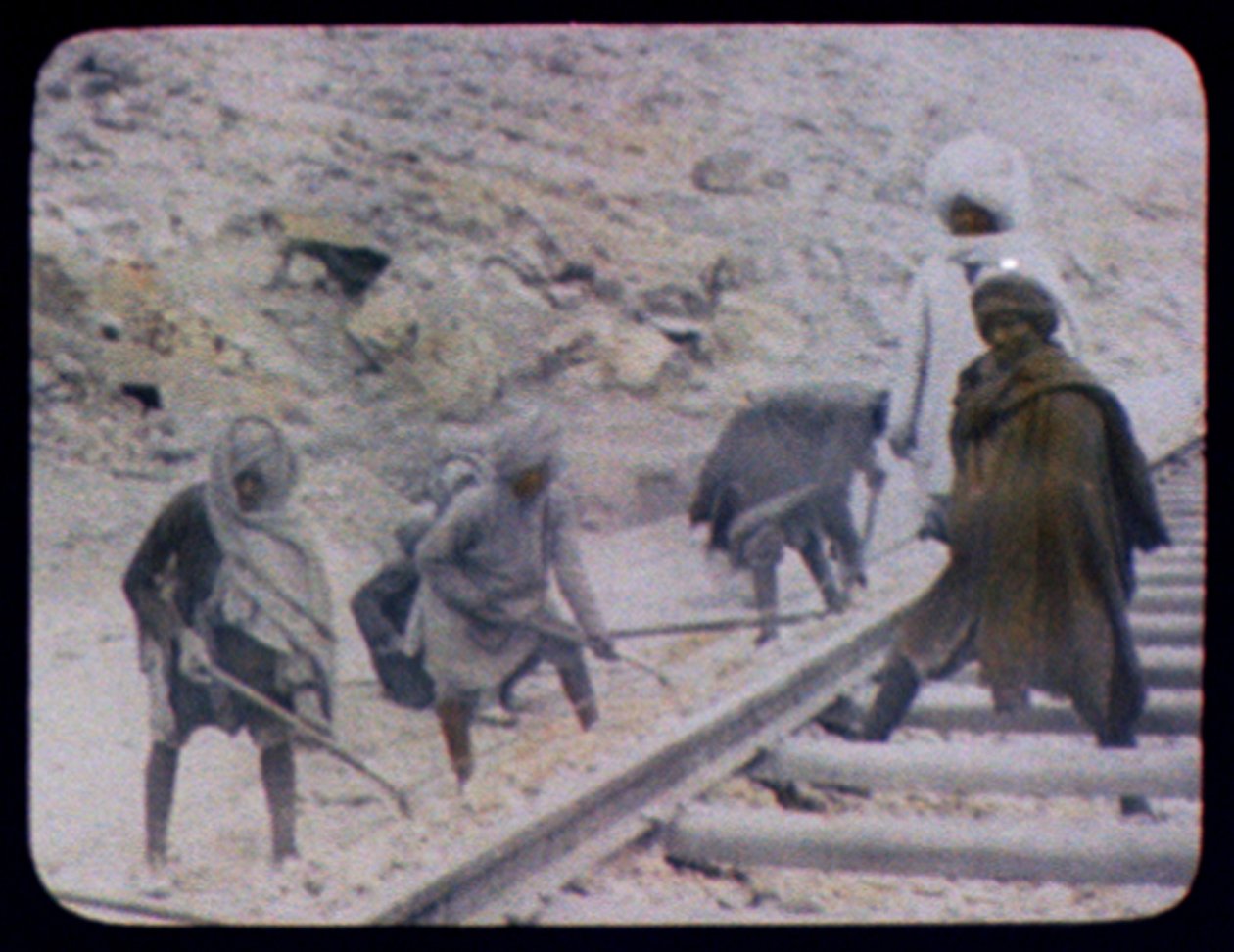 Lavoratori indiani che costruiscono linee ferroviarie, 1880 da William Henry Jackson