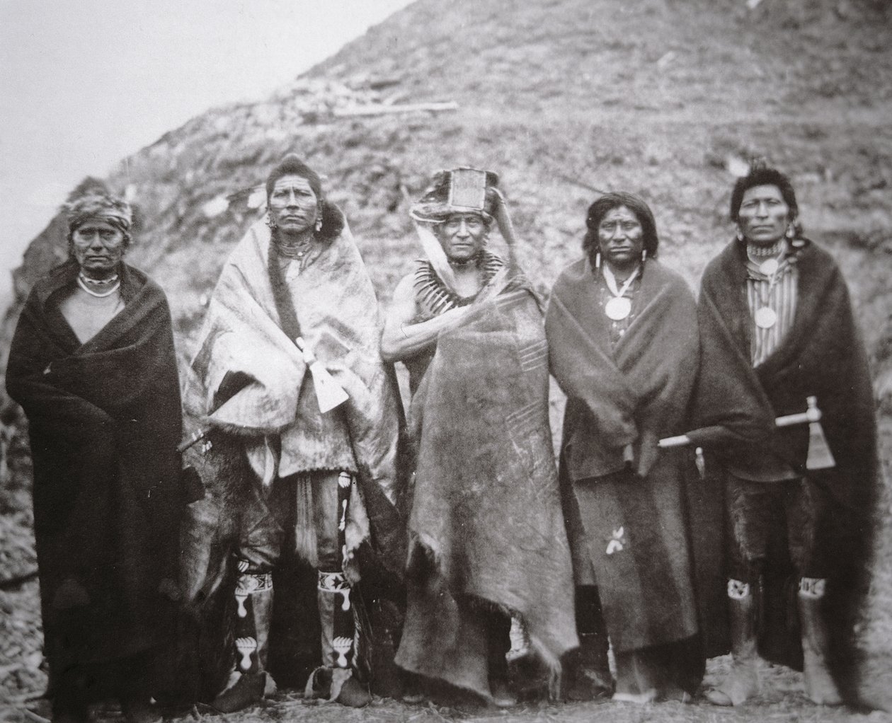 Persone Pawnee davanti a una capanna tribale di terra, c.1869 da William Henry Jackson