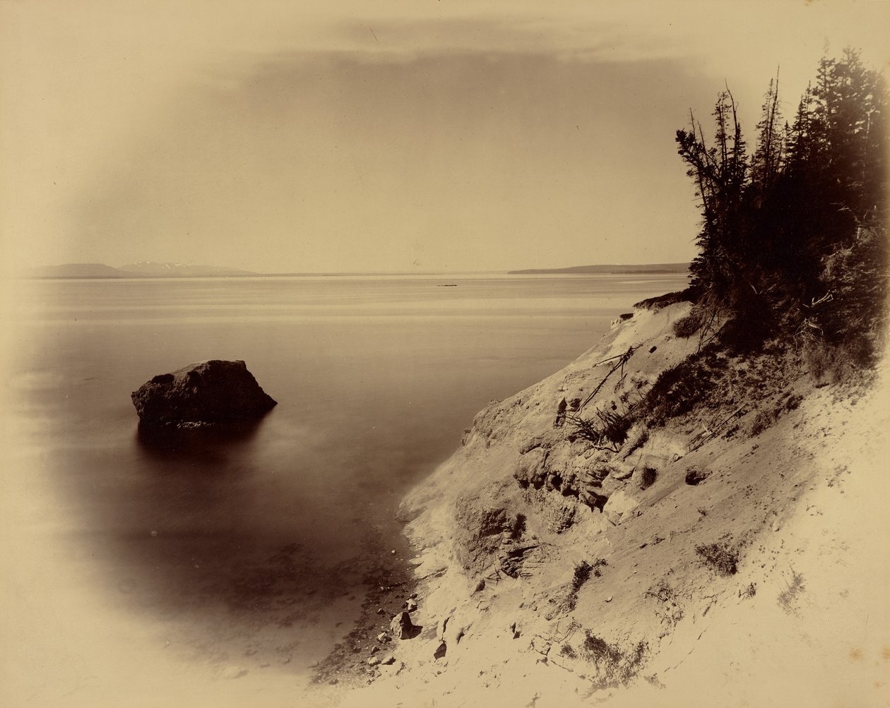 [Paesaggio occidentale non identificato con lago e grande roccia al largo] da William Henry Jackson