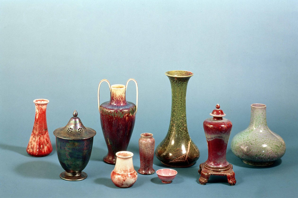 Gruppo di vasi e ciotole in terracotta realizzati alla Ruskin Pottery ...