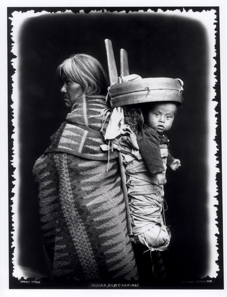 Donna Navajo che porta un bambino sulla schiena, c.1914 da William Carpenter