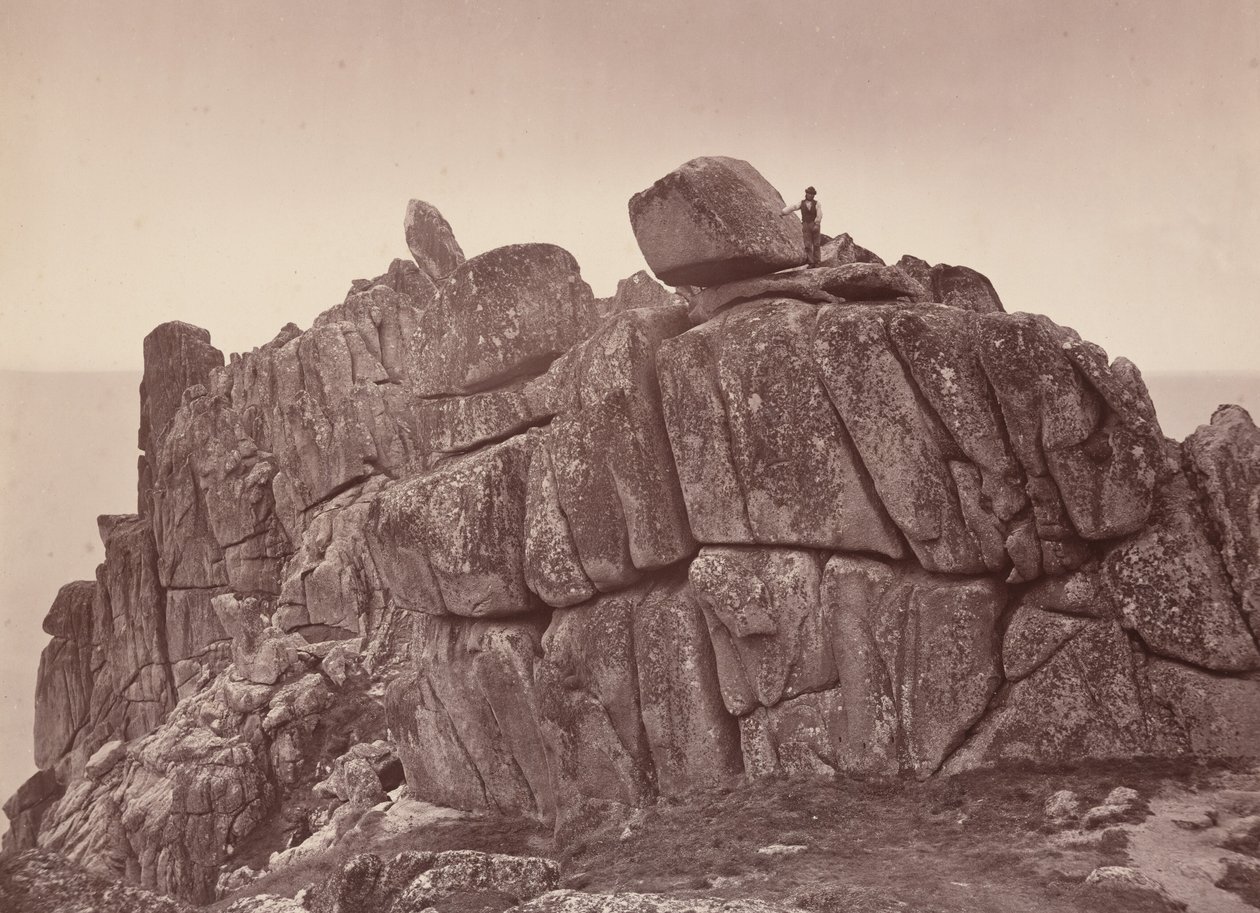 Lo scoglio di Logan, costa meridionale della Cornovaglia, anni 