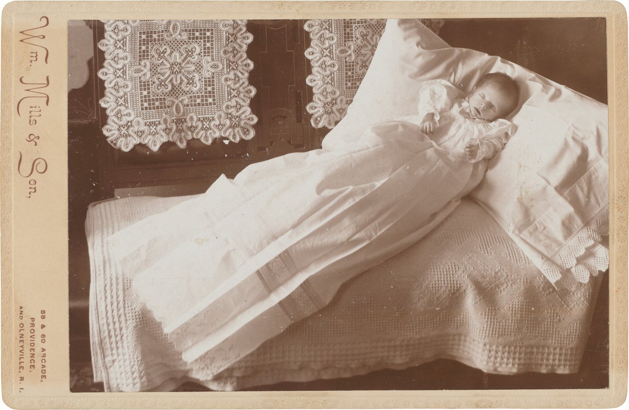 Neonato post mortem sul letto, anni 1880-1890 (foto) da William Mills & Son