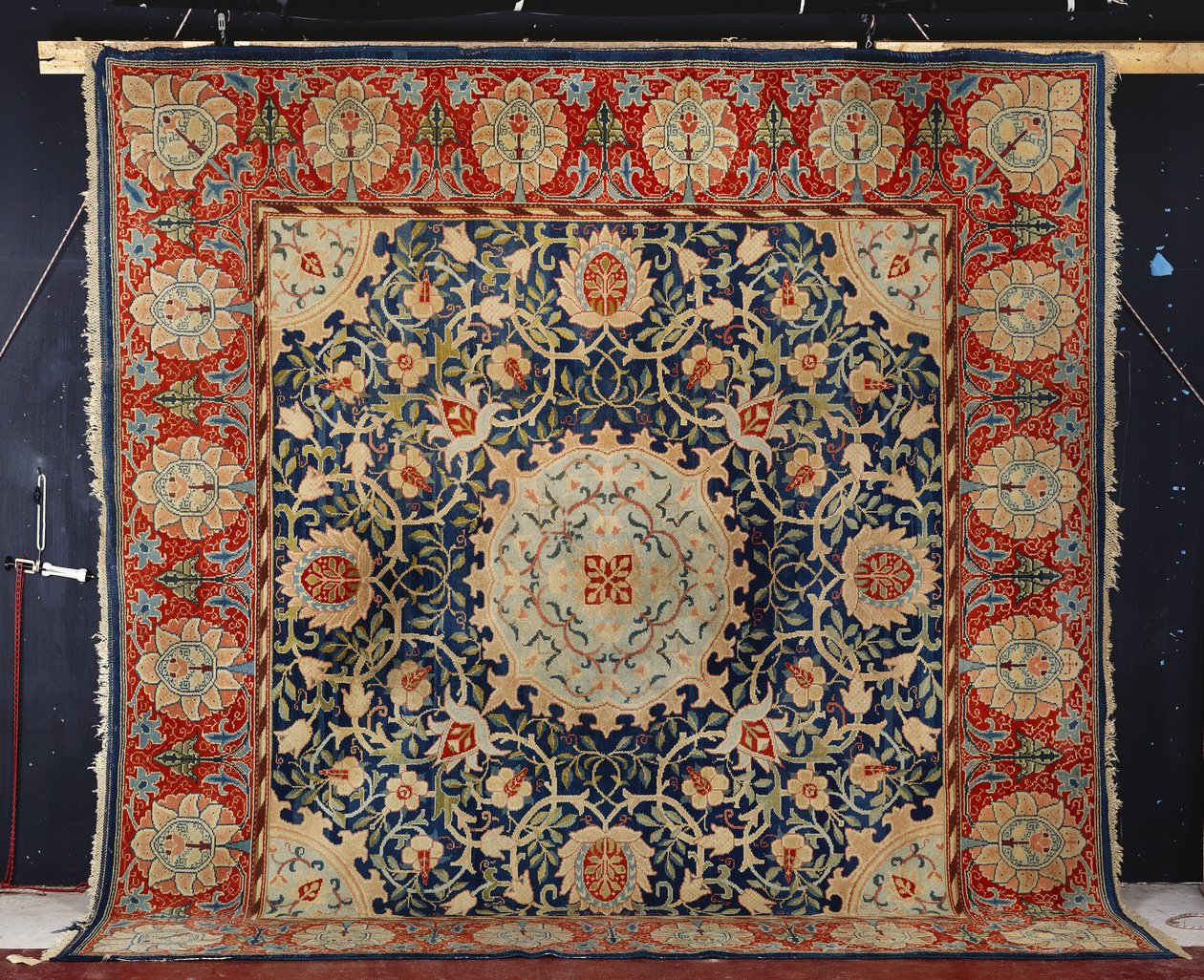 Un raro tappeto annodato a mano "Swan-House" Hammersmith, Morris & Co., c.1890 da William Morris