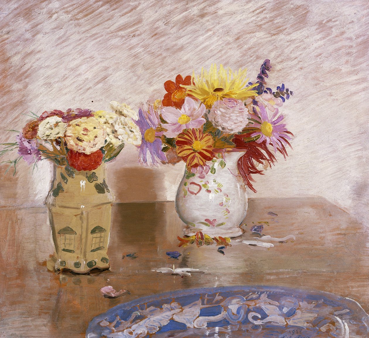 Due vasi di fiori e un piatto blu da William Nicholson