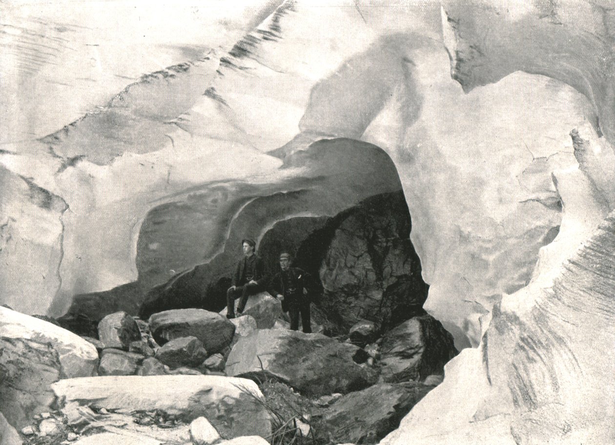 Le Montagne Rocciose: grotta di ghiaccio nel Grande Ghiacciaio, Monte Sir Donald, Canada, 1895 da William Notman and Son