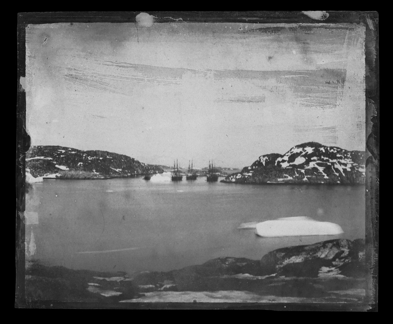 Vista attraverso una baia verso le navi di ricerca Franklin sotto il comando del Capitano Belcher da William Thomas Domville