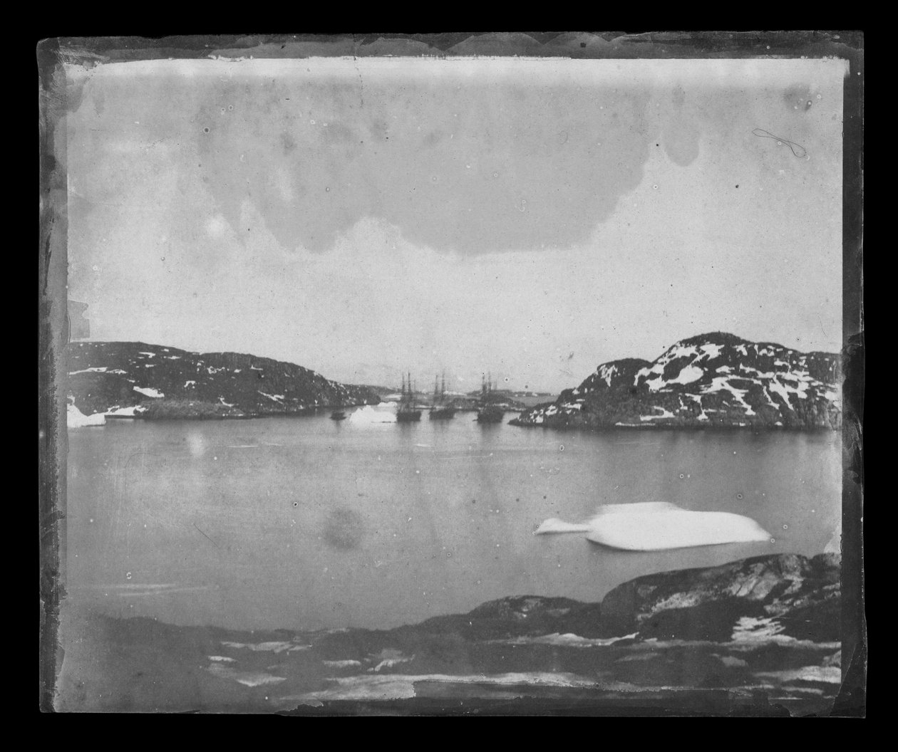 Una vista attraverso una baia verso le navi di ricerca Franklin sotto il comando del capitano Belcher da William Thomas Domville