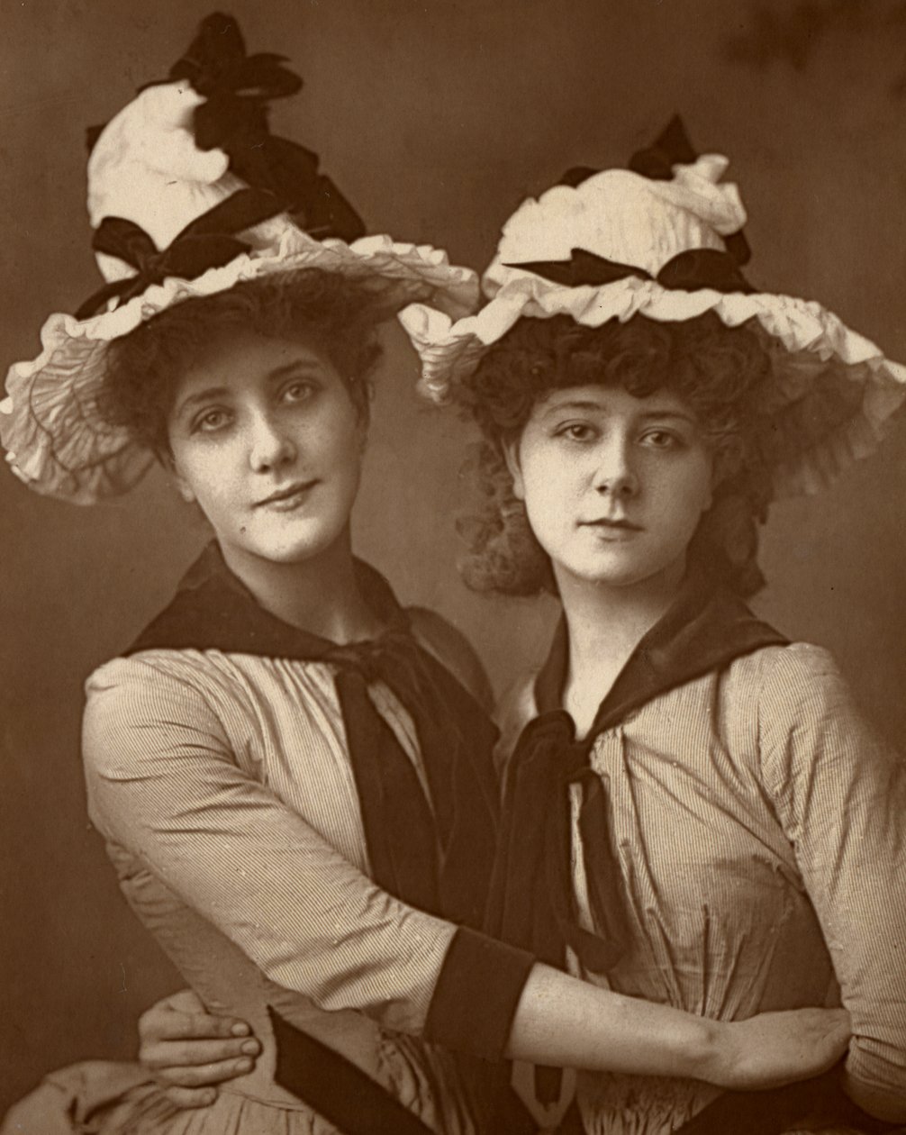 Due rose, Maude Millett e Annie Hughes, attrici britanniche, 1888 da William and Daniel Downey