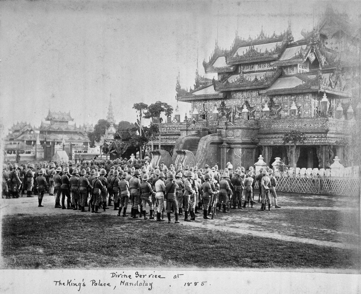 Servizio divino al Palazzo del Re, Mandalay, 1885 da Willoughby Wallace Hooper