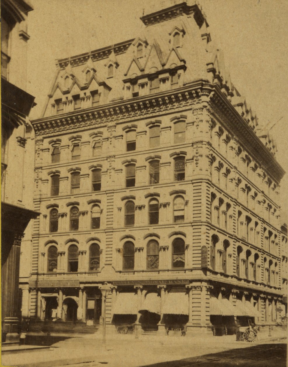 Edificio della Singer Sewing Machine Company. Fifth Street (Broadway) e Locust Street. Costruito nei primi anni 1870 da Woodward Stereoscopic Company