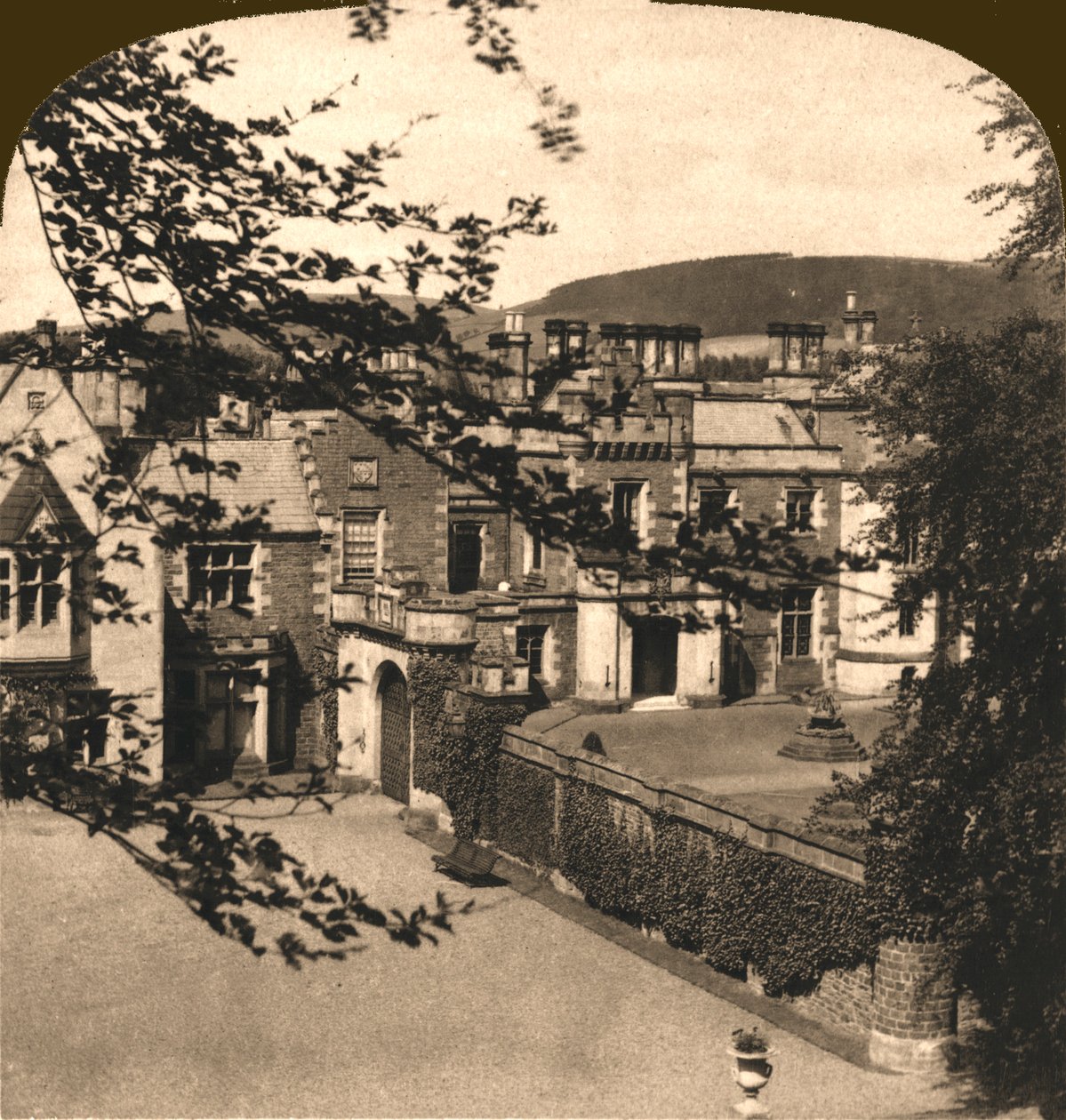 Abbotsford, casa di Sir Walter Scott, Scozia, 1896 da Works and Sun Sculpture Studios