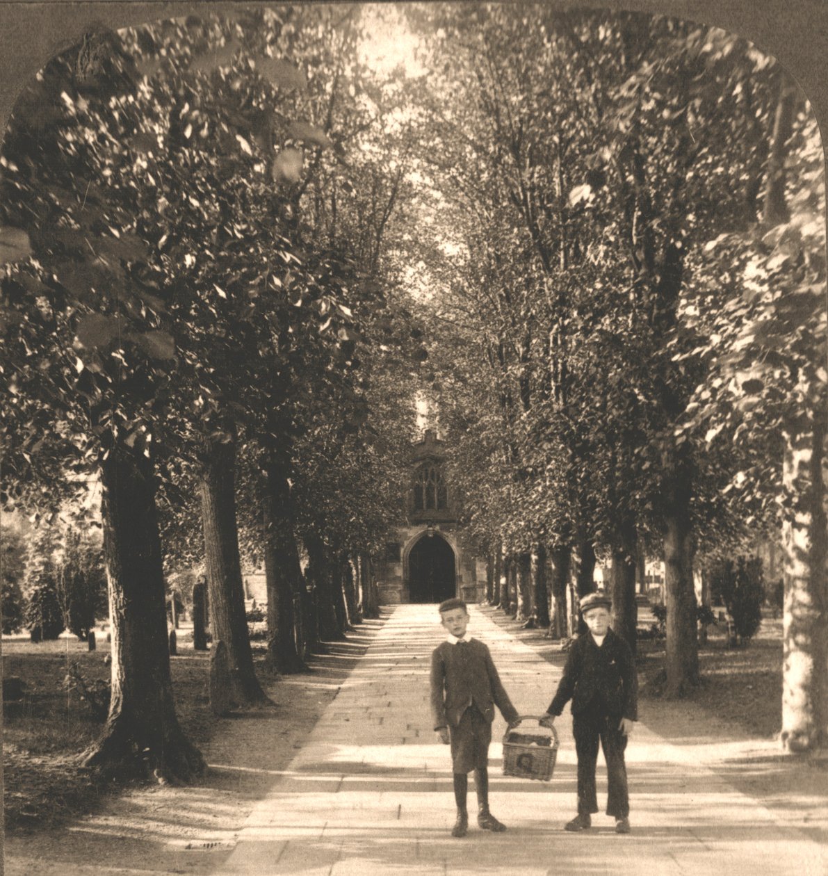 Approccio alla Chiesa della Trinità, Stratford on Avon, Inghilterra, 1905 da Works and Sun Sculpture Studios