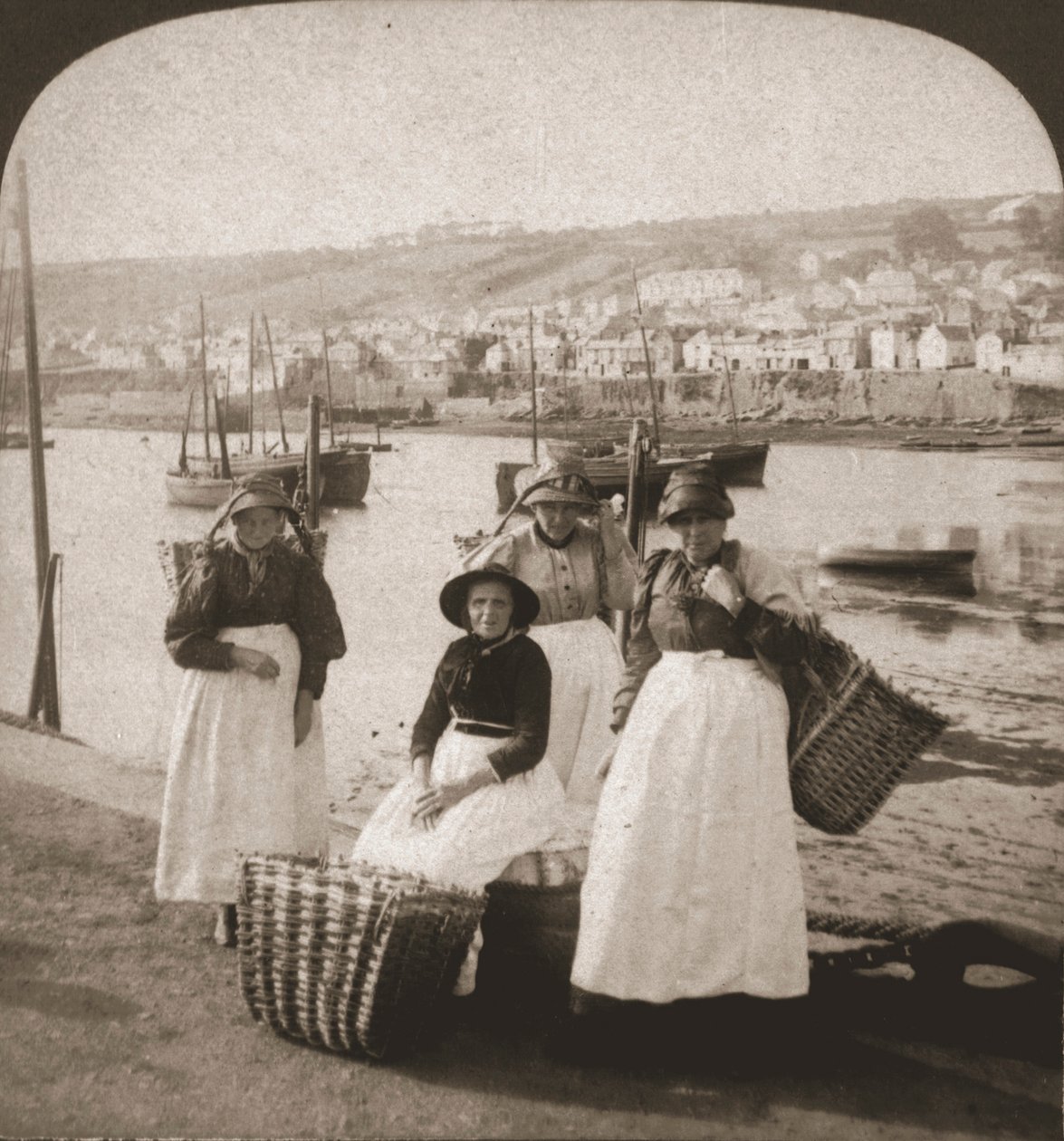 Pescivendole a Newlyn, Cornovaglia, 1900 da Works and Sun Sculpture Studios