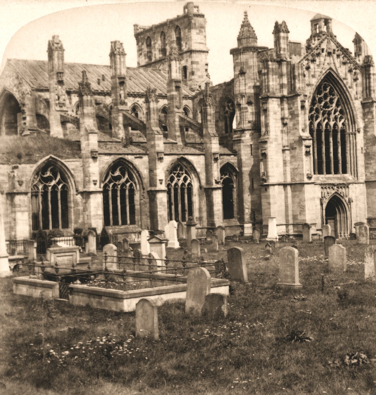 Abbazia di Melrose, Melrose, Scozia, 1896 da Works and Sun Sculpture Studios