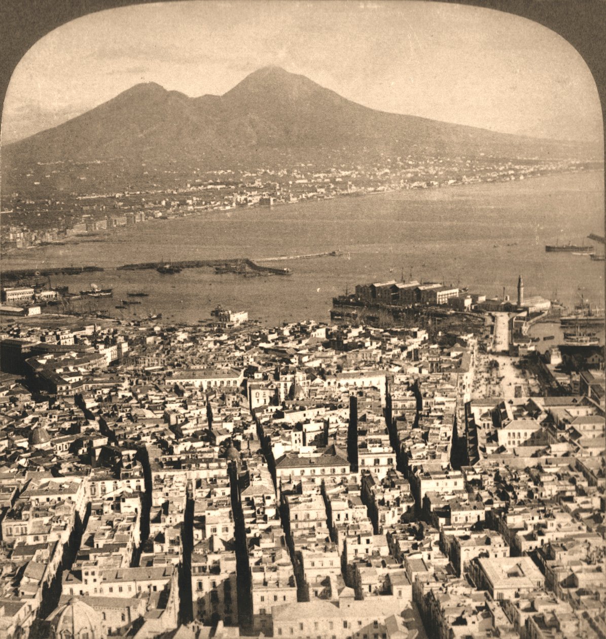 Napoli, il golfo e il Vesuvio, Italia, 1897 da Works and Sun Sculpture Studios
