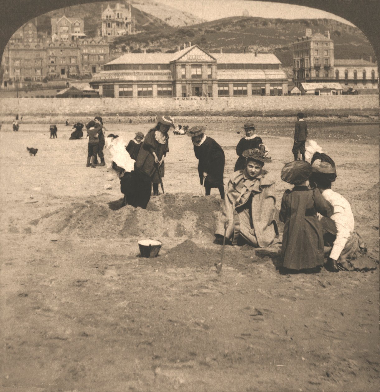 Sulla spiaggia di Llandudno, Galles da Works and Sun Sculpture Studios