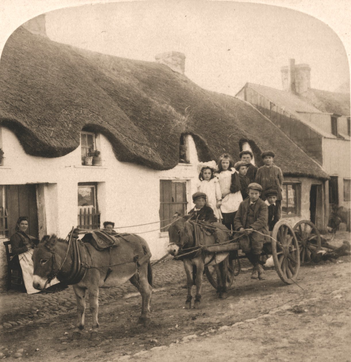Vita e costumi pittoreschi di un villaggio irlandese, Irlanda, 1901 da Works and Sun Sculpture Studios