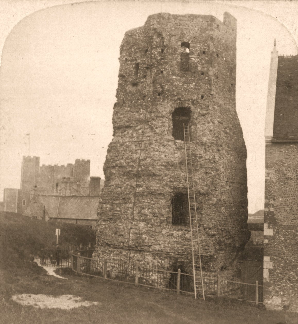 Il vecchio Faro di Dover, faro romano, Inghilterra, 1900 da Works and Sun Sculpture Studios