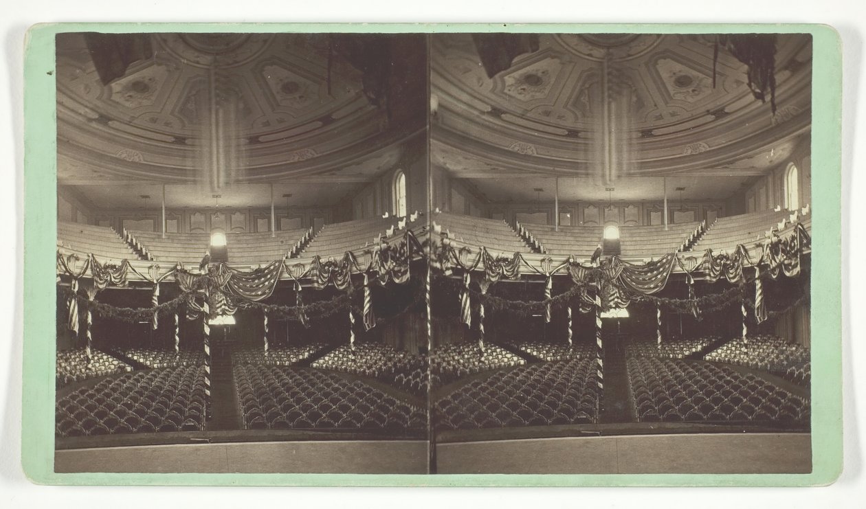 Senza titolo [auditorium decorato con bandiere degli Stati Uniti], fine XIX secolo da Wright and Hartwell