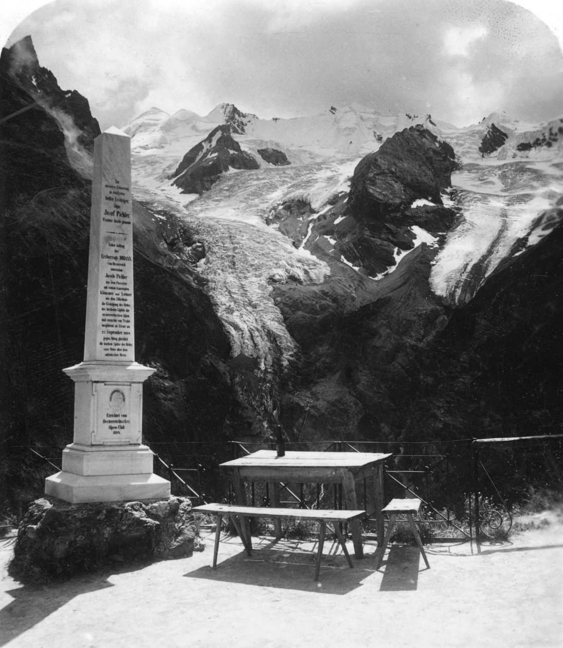 Un monumento in Stilfserjoch Strasse, Weisse Knott, Tirolo, c1900 da Wurthle and Sons