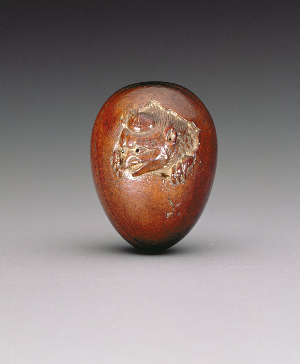 Netsuke raffigurante un corvo che emerge dal suo uovo da Yuzan