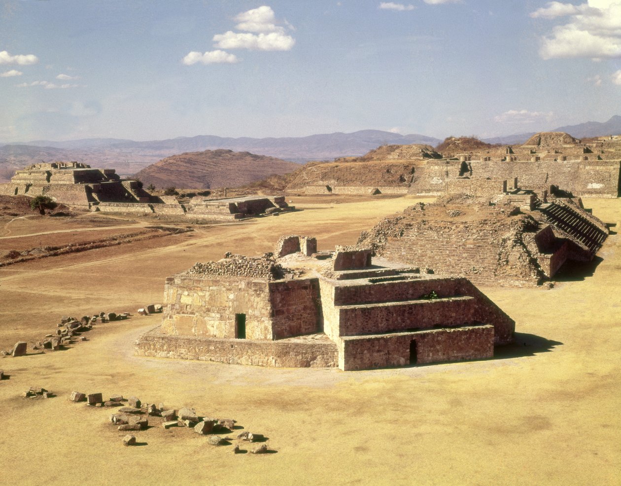 Vista del Tumulo J, costruito c.200 a.C. da Zapotec