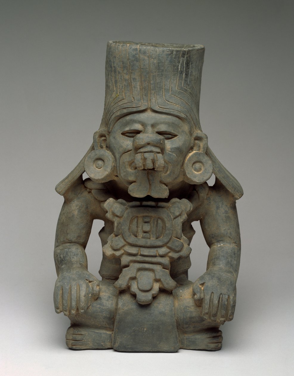 Urna funeraria con un dio seduto, 200 a.C.-200 d.C. da Zapotec