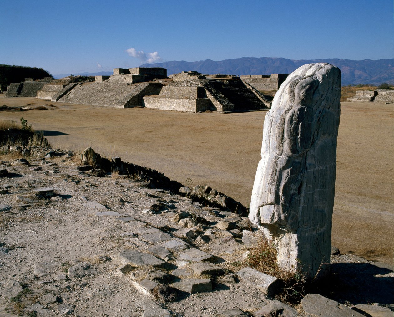 Vista dei monumenti I, H, G da Zapotec Zapotec